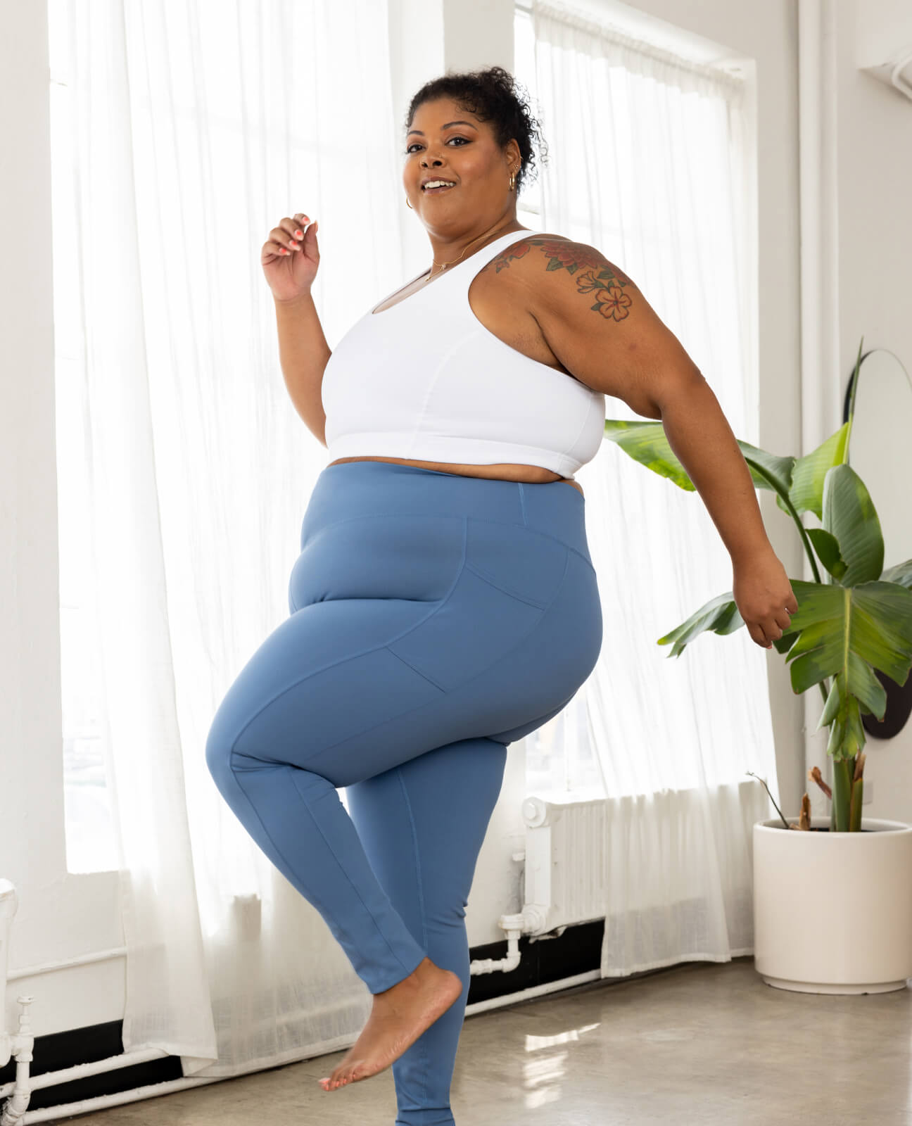 Plus size model and yoga instructor Jessica shows off her plus size leggings with pockets in Moonlight Blue by Superfit Hero