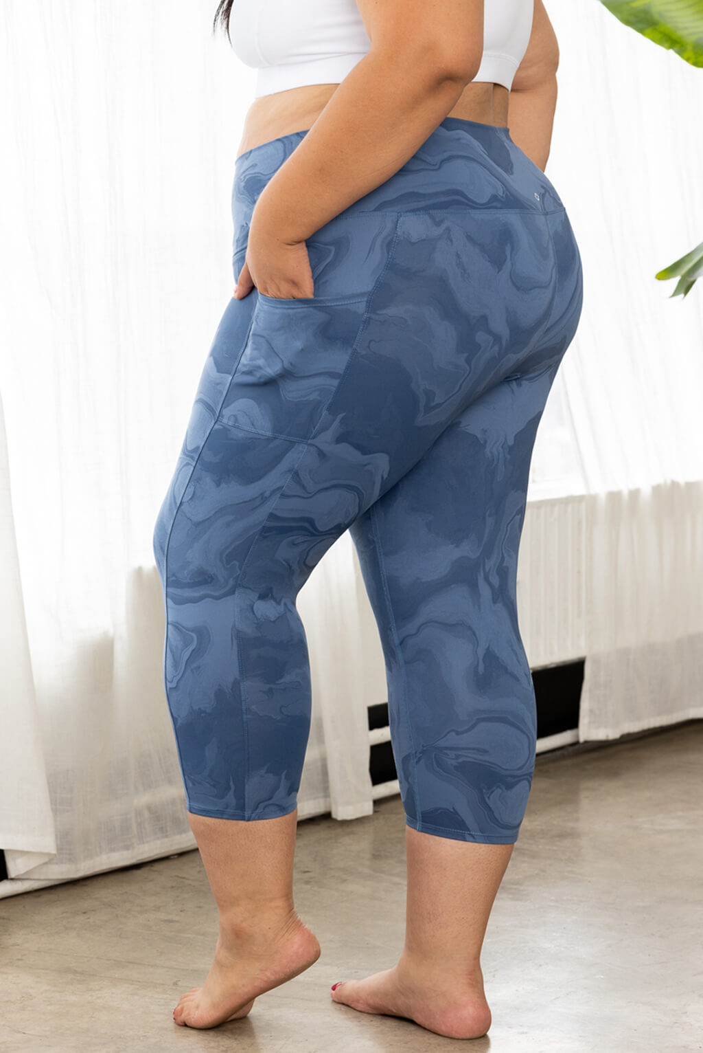 plus size compression capri leggings, moonlight marble, with pockets